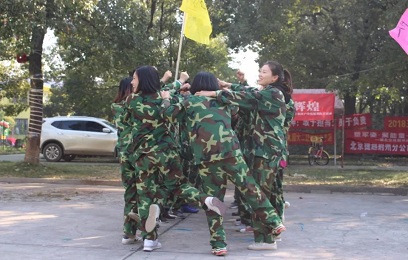 “鑄造優秀團隊，共創華（huá）禹輝煌”----xk8100星空传媒護欄（lán）幸福村（cūn）戶外拓展（zhǎn）訓練營活動