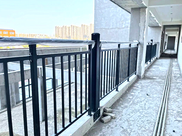 湖北（běi）黃岡麻城帝景天成鋅鋼欄杆（gǎn）項目