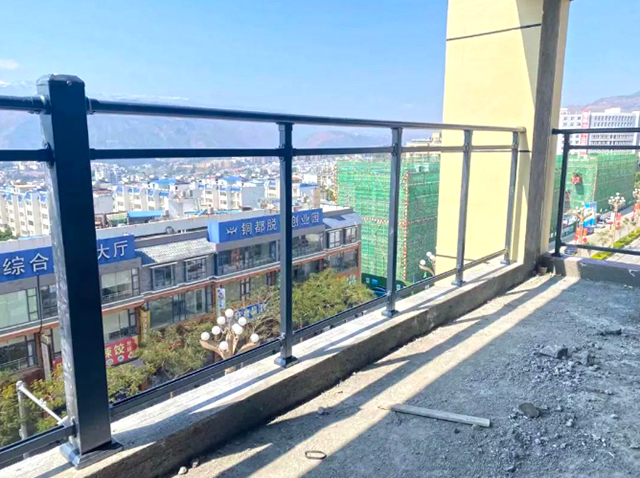 昆明東川經典知（zhī）城玻璃陽台欄杆項目
