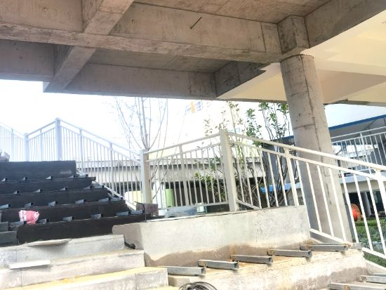 湖北襄陽金輝優步學府樓（lóu）梯護欄百葉窗空調（diào）架項目