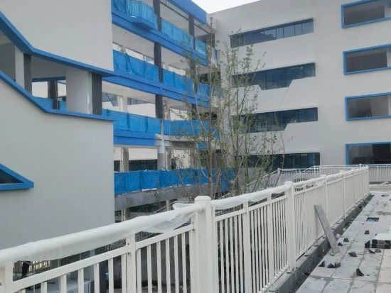 湖北襄（xiāng）陽金輝優步學府樓梯護欄百葉窗空調架項目