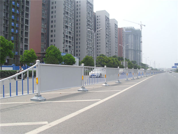 塑鋼護欄製作安（ān）裝技術要（yào）求規範在道路隔離護欄（lán）中的應用（yòng）