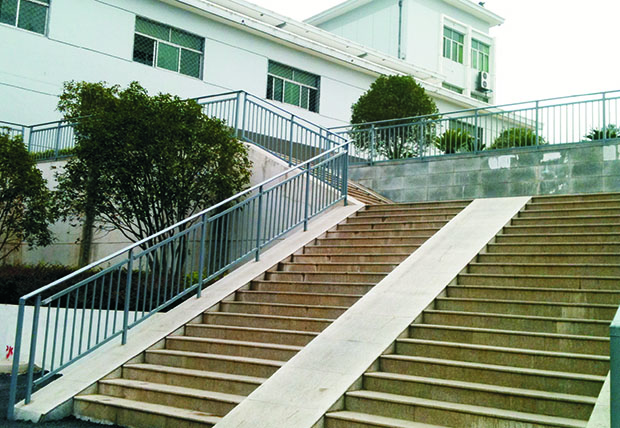 室外坡道（dào）鋅鋼（gāng）防護欄杆設（shè）置生產要求