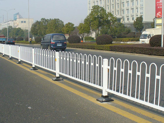 鋅鋼交通道路護欄對（duì）於維護交通安全起了哪些（xiē）作用