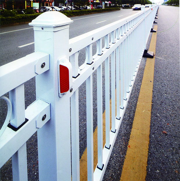 道路（lù）交通護欄上安裝的反光（guāng）條有什麽用途（tú）