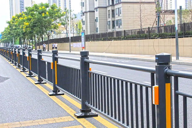 湖北荊州市政道路交（jiāo）通護欄案例-02