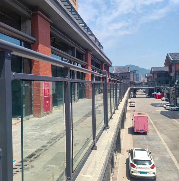 四川平昌一品天下鳳凰城（chéng）鋅鋼護欄工程-01