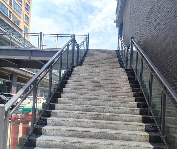 四川平昌一品天下（xià）鳳凰城鋅鋼護欄工程-02