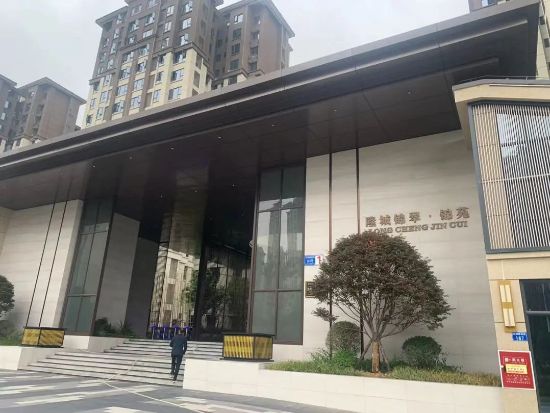 四川隆(lóng)昌隆城錦翠·錦苑護欄百葉窗空調架項目 四川隆昌隆城錦翠·錦苑護欄百葉窗空調架項目