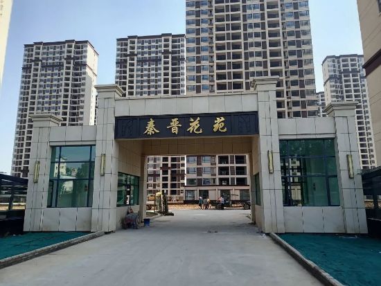 河南南陽（yáng）唐河秦晉花苑連廊欄陽（yáng）台（tái）護欄百葉窗項（xiàng）目