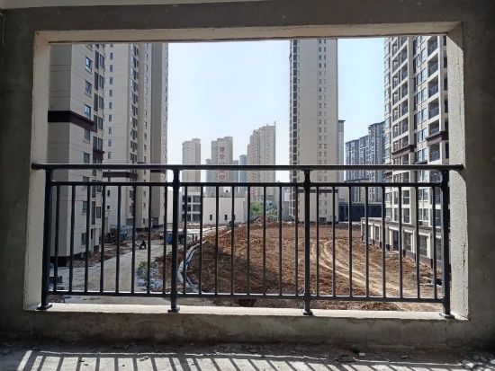 河南（nán）南陽唐河秦晉花（huā）苑連廊欄陽台護欄百葉（yè）窗項（xiàng）目