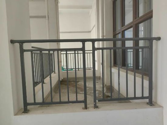 湖北襄陽瀾岸公館陽台護欄百葉窗項目 湖北襄(xiāng)陽瀾岸公館陽台護(hù)欄百葉窗項(xiàng)目