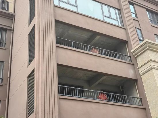 湖北襄陽瀾岸公館陽台護欄(lán)百葉窗項(xiàng)目 湖北襄陽瀾岸公(gōng)館陽台護欄百葉窗(chuāng)項目(mù)