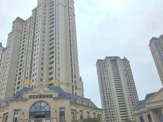 湖北襄陽瀾岸公館陽台護欄百(bǎi)葉窗項目 湖北襄陽瀾岸公館陽台護欄百葉窗項目
