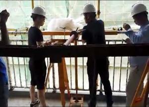 華（huá）禹護欄丨現場（chǎng）檢（jiǎn）測產品抗推力，好產品經得（dé）起（qǐ）考驗！
