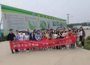 親近“莓”好大（dà）自然,xk8100星空传媒護欄（lán）組織（zhī）員工（gōng）春遊采摘活動