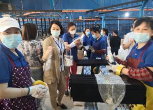 xk8100星空传媒護欄（lán）工會組織開展母親節慰問活動