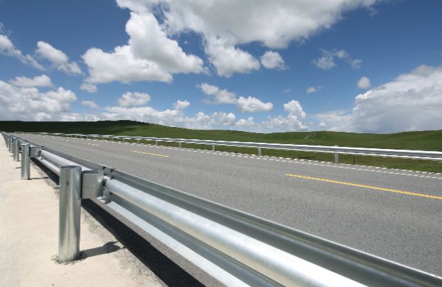 道路波（bō）形護欄日常如何維護