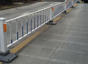攔意（yì）外危險，道路護欄護生命安全